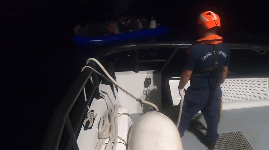 İzmir açıklarında 44 düzensiz göçmen yakalandı