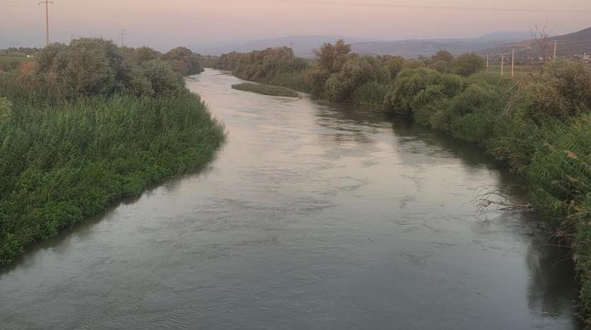 Büyük Menderes Nehri'ne atıyla birlikte giren genç suda kayboldu! 