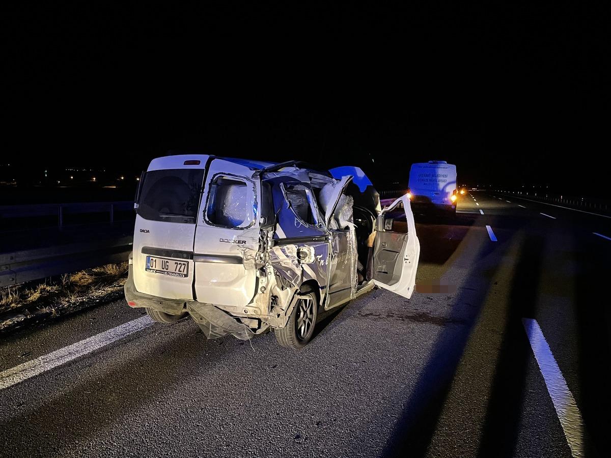 Aksaray'da hafif ticari ara&ccedil; bariyerlere &ccedil;arptı, 1 kişi &ouml;ld&uuml;, 1 kişi yaralandı