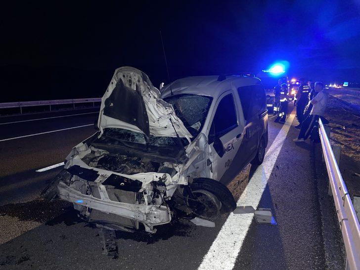 Aksaray'da hafif ticari araç bariyerlere çarptı, 1 kişi öldü, 1 kişi yaralandı G3