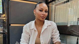 Sihirli Annem'in Toprak'ı Jennifer Boyner derin göğüs dekolteli poz verdi!