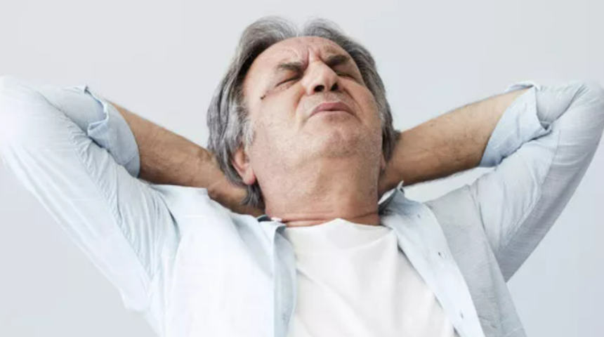 Sakın göz ardı etmeyin: Ciddi hastalıkların belirtisi! Ense ağrısı neden olur, nasıl geçer?