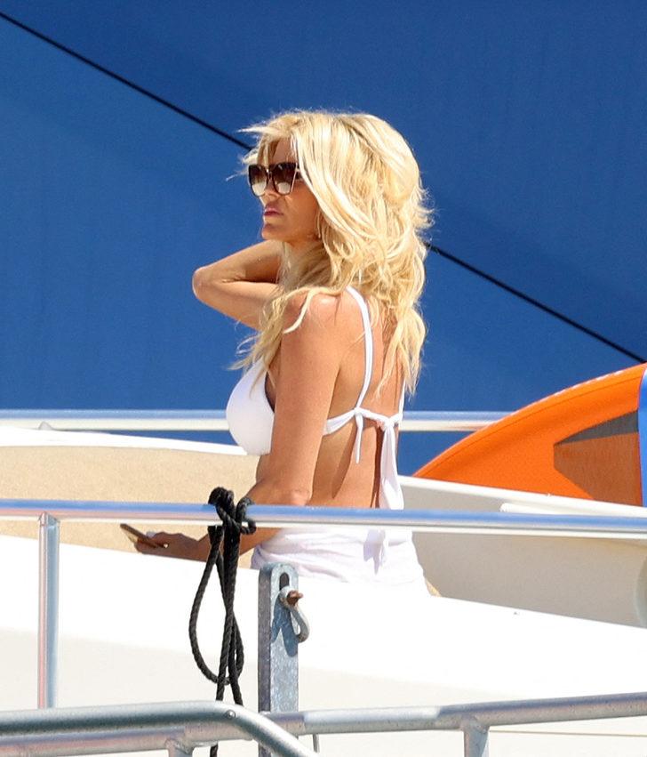 Eski Çarkıfelek hostesi 47 yaşındaki Victoria Silvstedt teknede beyaz bikinisiyle şov yaptı!  G3