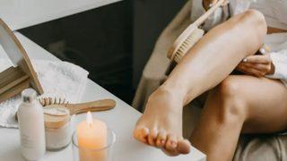 Bacaklarınız pürüzsüz olacak! At kılı fırçası kullanarak batık, selülit sorunuzu çözebilirsiniz, at kılı fırçası faydaları nelerdir? Nasıl kullanılır?