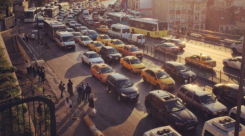 Trafikte yeni dönem! Yeni kurallar Resmi Gazete'de: Herkesi ilgilendiriyor