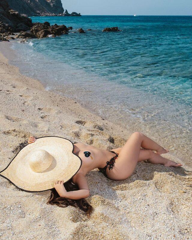 Büyük beden fenomen Demi Rose plajda üstsüz poz verdi!