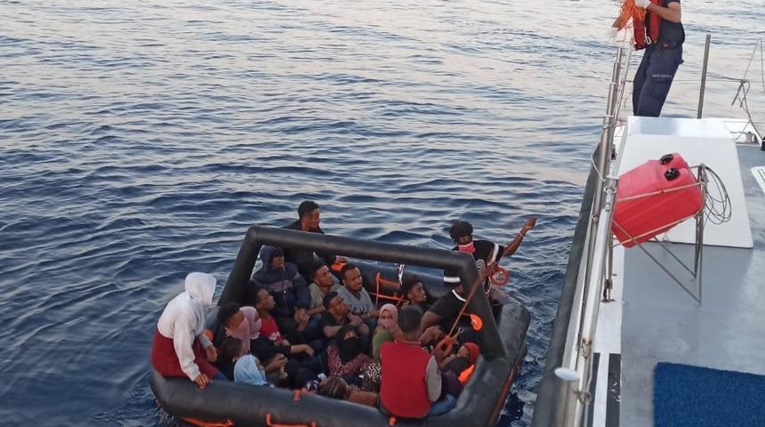 İzmir açıklarında can salındaki 23 düzensiz göçmen kurtarıldı