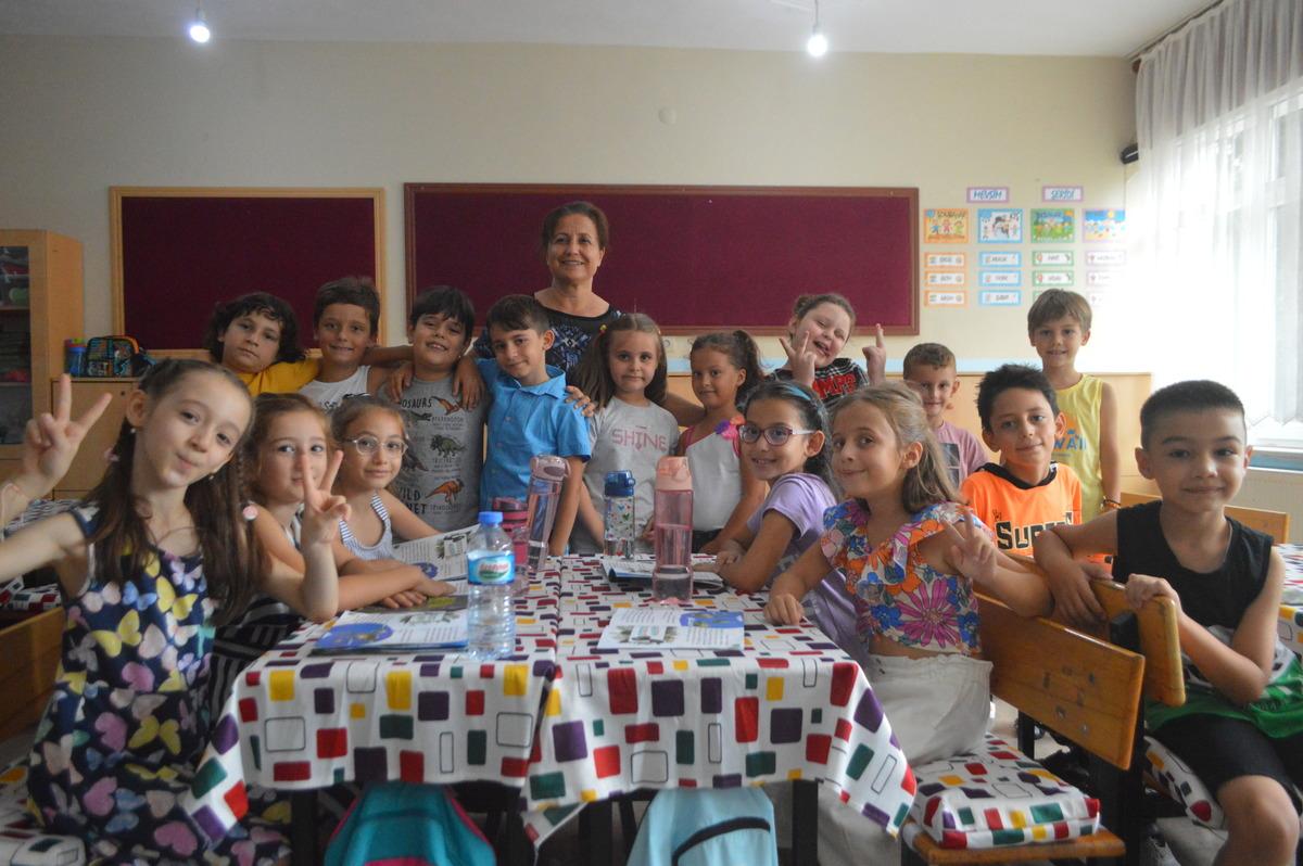 G&uuml;lay &ouml;ğretmen &ouml;ğrencilerine yaz tatilinde de okuma yazma &ouml;ğretiyor