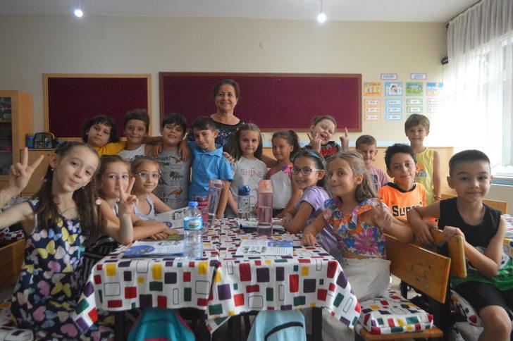 Gülay öğretmen öğrencilerine yaz tatilinde de okuma yazma öğretiyor G1