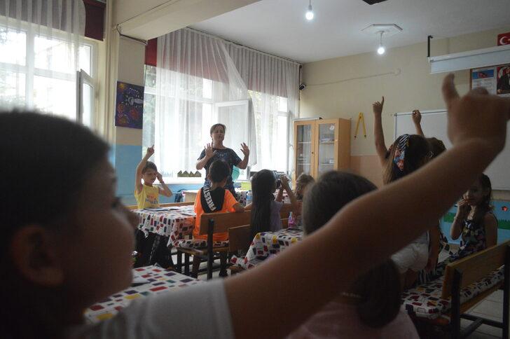 Gülay öğretmen öğrencilerine yaz tatilinde de okuma yazma öğretiyor G4