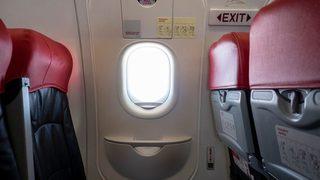 Uçuşun ortasında önce dua etti sonra uçağın kapısını açmaya çalıştı