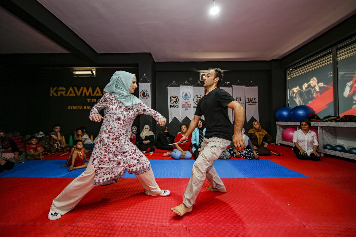 Diyarbakır'da kadınlar şiddete karşı kendilerini savunmayı &ouml;ğreniyor