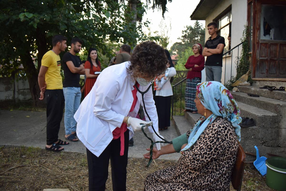 D&uuml;zce'ye gelen mevsimlik iş&ccedil;ilere sağlık taraması hizmeti