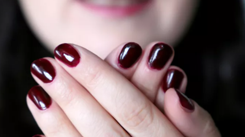 TikTok'ta paylaştı! Oje sürerken bulaşmasından şikayetçiyseniz bu yöntemi deneyin