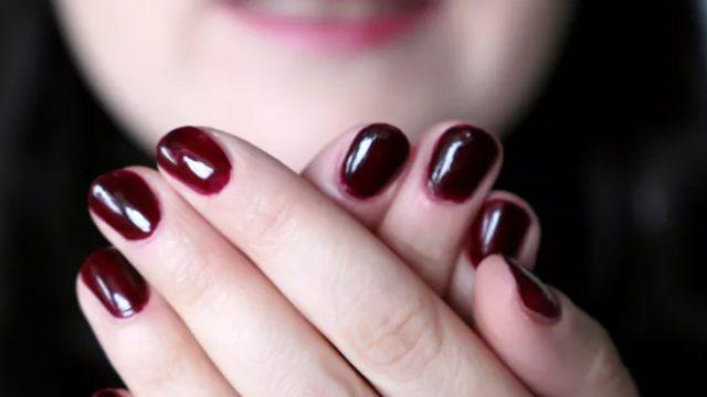 TikTok'ta paylaştı! Oje sürerken bulaşmasından şikayetçiyseniz bu yöntemi deneyin