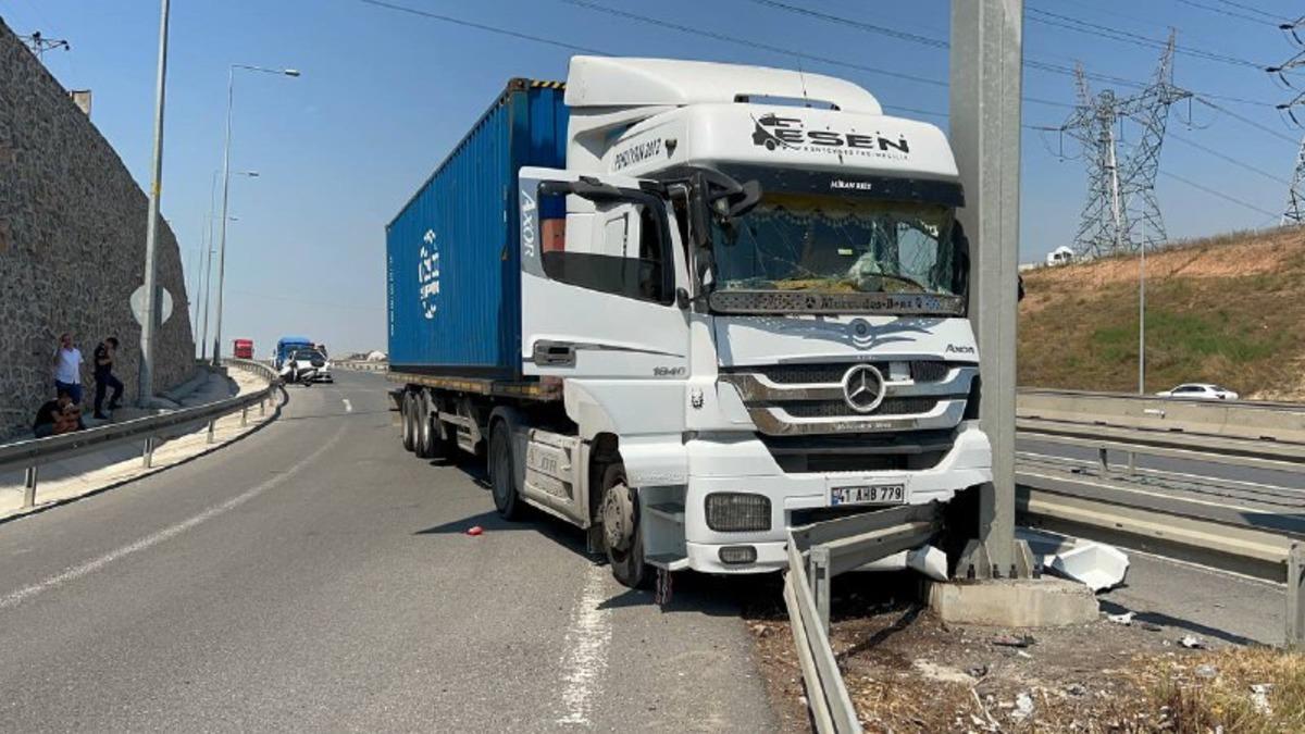 Kocaeli'de y&ouml;n tabelası direğine &ccedil;arpan tırın s&uuml;r&uuml;c&uuml;s&uuml; yaralandı