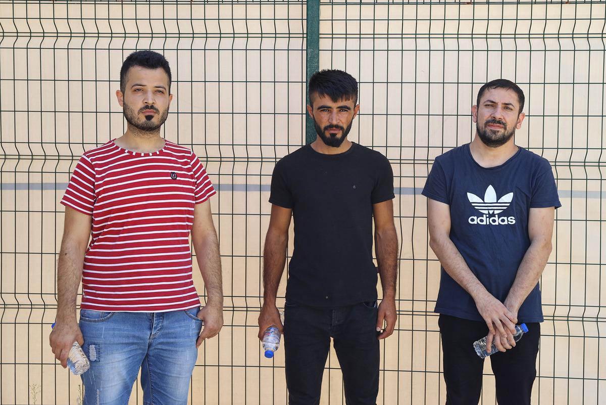 Yunanistan'ın geri ittiği d&uuml;zensiz g&ouml;&ccedil;menler yaşadıklarını anlattı: