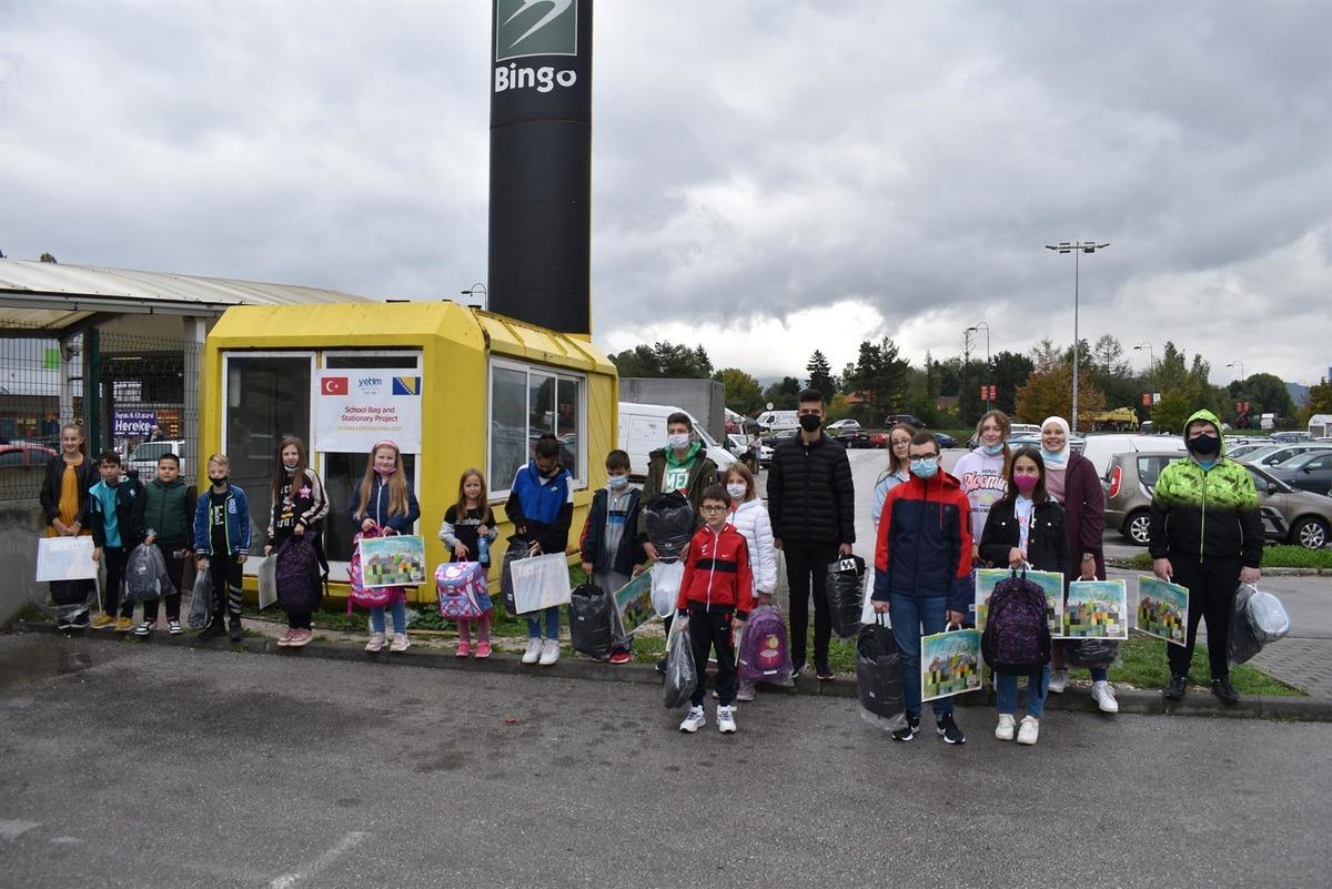 Yetim Vakfından 24 &uuml;lkeye kırtasiye desteği