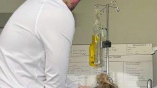 Karısı doğum yaptığı anları paylaşan adamın tepkisi sosyal medyada gündem oldu