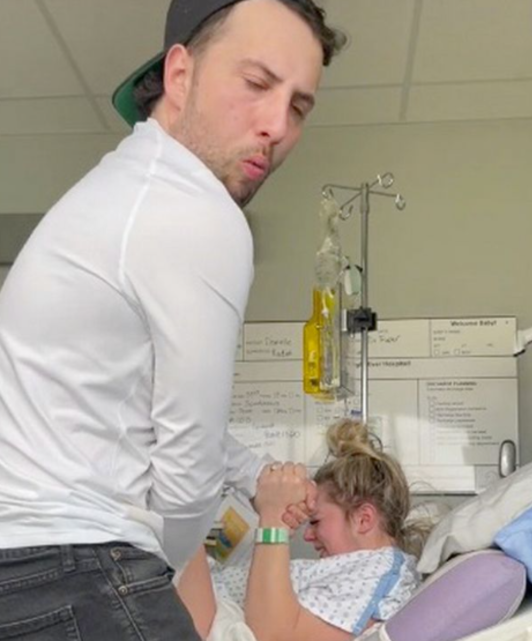 Karısı doğum yaptığı anları paylaşan adamın tepkisi sosyal medyada g&uuml;ndem oldu