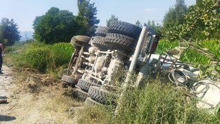 Denizli'de devrilen beton mikserinin sürücüsü öldü
