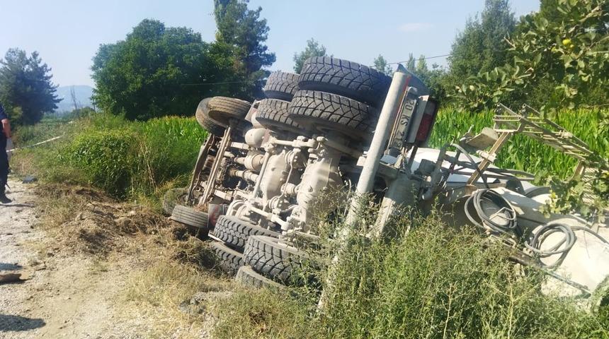 Denizli'de devrilen beton mikserinin sürücüsü öldü