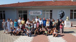 Gurbetçi hayırsever, eşeğinin heybesindeki kitaplarla kırsal mahalle çocuklarını sevindirdi