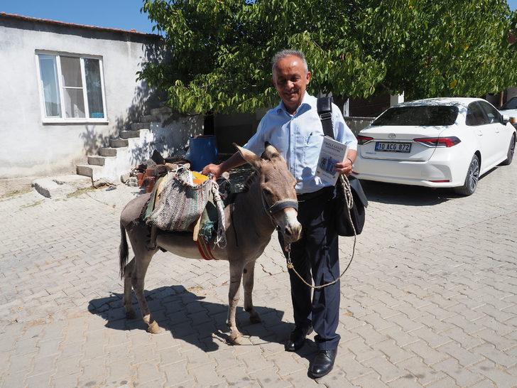 Gurbetçi hayırsever, eşeğinin heybesindeki kitaplarla kırsal mahalle çocuklarını sevindirdi G3