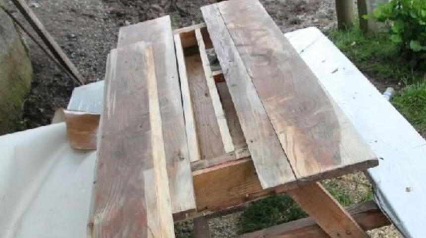 Bahçedeki piknik masasından Kaleşnikof çıktı