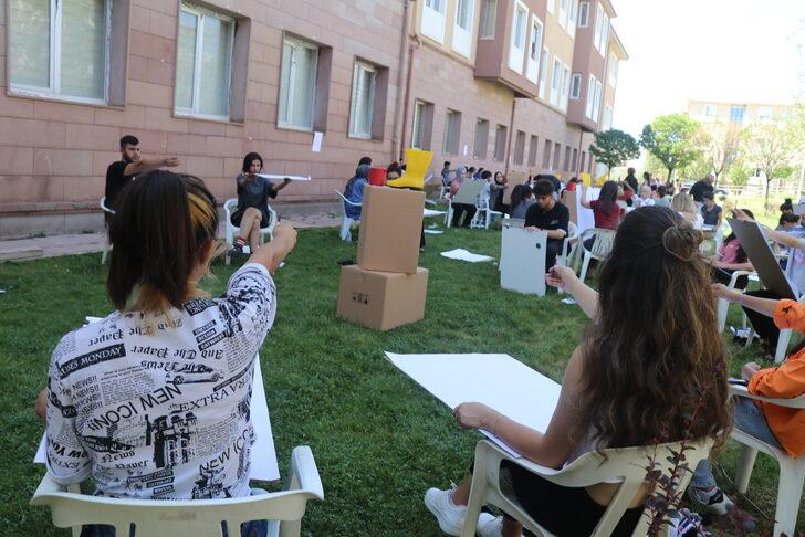 Erzincan'da üniversiteli olabilmek için "en iyi" resmi çizmeye çalıştılar G1