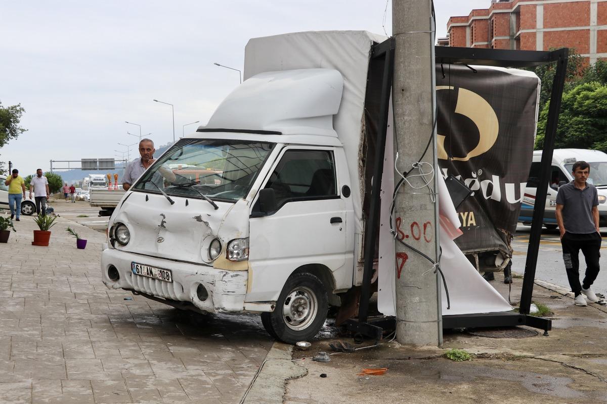 Trabzon'da yolcu otob&uuml;s&uuml;n&uuml;n neden olduğu kazada 5 kişi yaralandı
