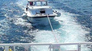Çanakkale Boğazı'nda arızalanan tekne, KEGM ekiplerince kurtarıldı