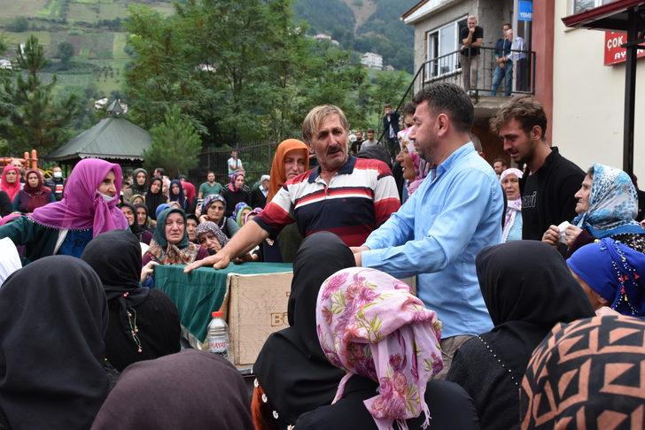 Trabzon'daki kazada ölen damat, düğününün yapıldığı mahallede toprağa verildi G3