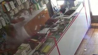 Elinde batarya patladı, büyük korku yaşadı: Dumanlar, kısa sürede dükkanı sardı