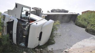 Kum yüklü kamyon çaya devrildi