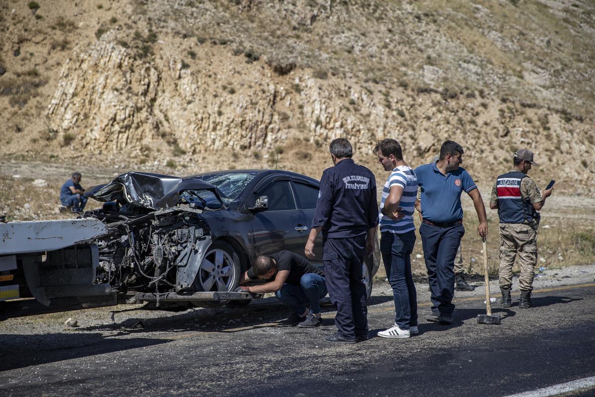 Erzurum'da iki aracın &ccedil;arpıştığı kazada 1 kişi &ouml;ld&uuml;, 3 kişi yaralandı