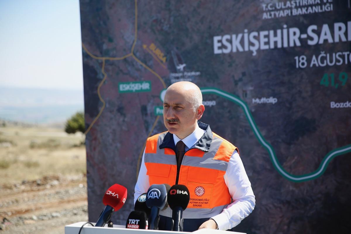 Bakan Karaismailoğlu, Eskişehir'de Sarıcakaya Yol Şantiyesi'ni inceledi: