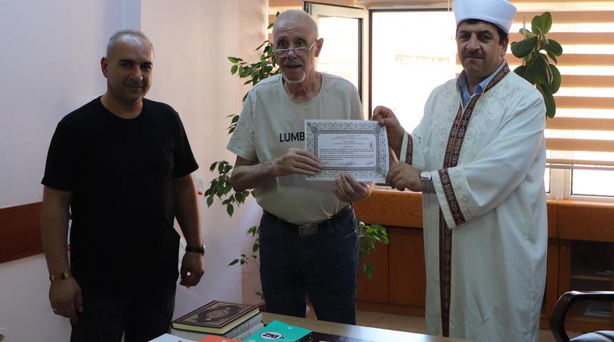 Elazığ'a turist olarak gelmişti... 85 yaşındaki Fransız vatandaşı İslam'ı seçerek Müslüman oldu