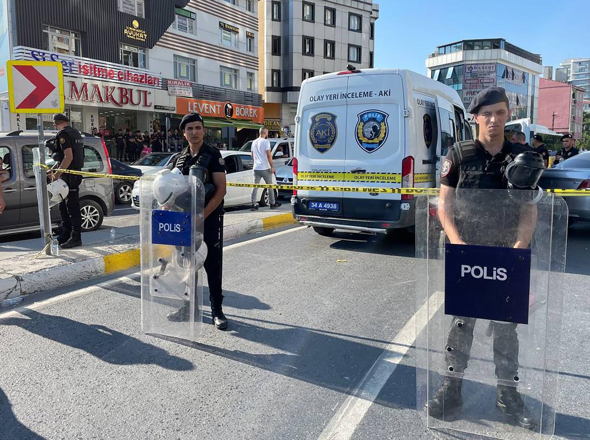 Site y&ouml;neticileriyle kafe sahiplerinin silahlı-bı&ccedil;aklı kavgasında 11 kişi yaralandı