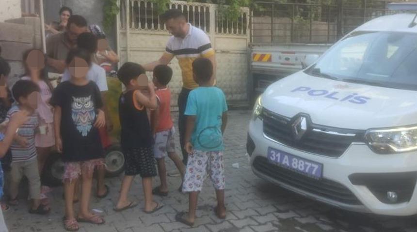 Polisten çocuklara jest! Operasyondan korkmasınlar diye...
