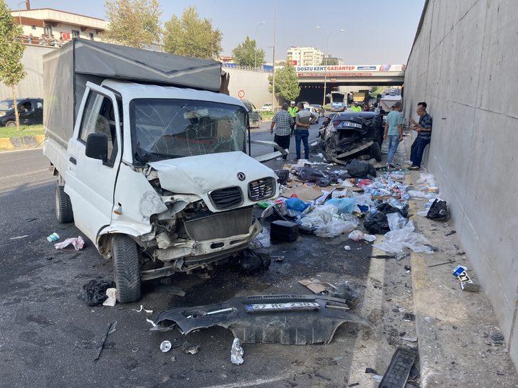 Gaziantep'te minibüs, kamyonet ve otomobilin çarpışması sonucu 3 kişi yaralandı G2