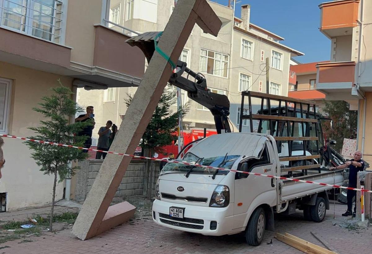 Kocaeli'de &uuml;zerine beton blok d&uuml;şen kamyonetteki 2 kişi yaralandı