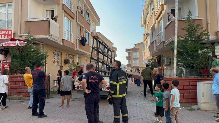 Kocaeli'de üzerine beton blok düşen kamyonetteki 2 kişi yaralandı G3