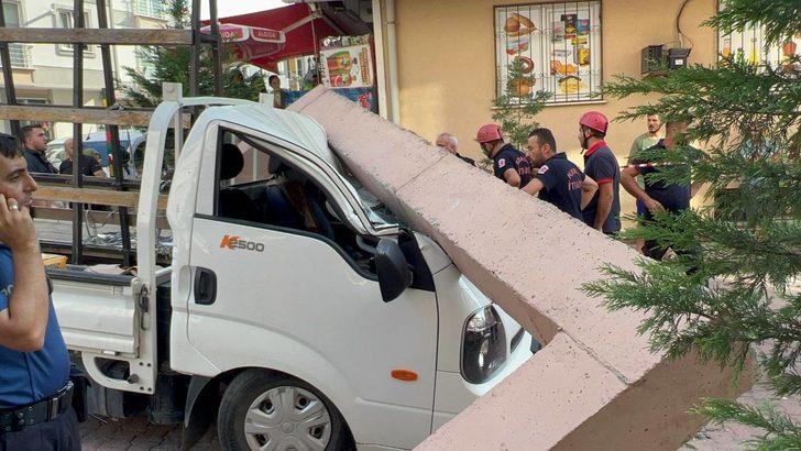 Kocaeli'de üzerine beton blok düşen kamyonetteki 2 kişi yaralandı G4