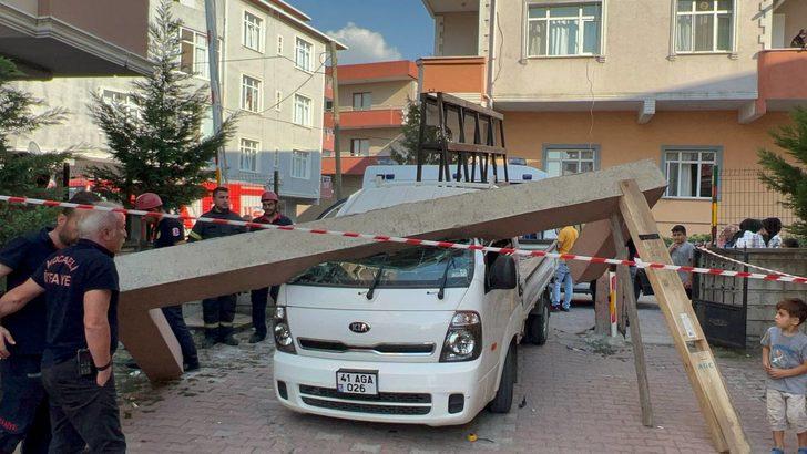 Kocaeli'de üzerine beton blok düşen kamyonetteki 2 kişi yaralandı G5