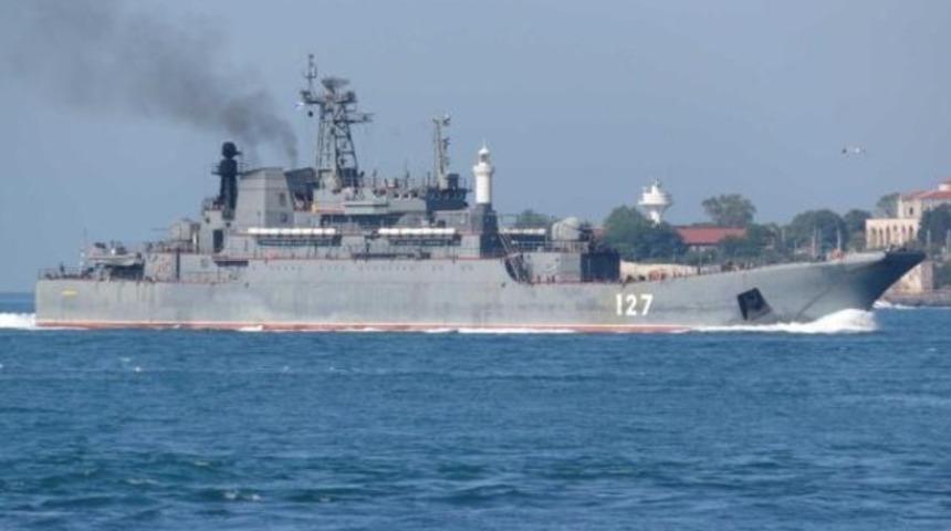 İki Rus savaş gemisi art arda İstanbul Boğazı'ndan geçti