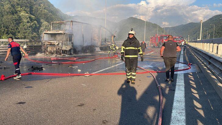 Anadolu Otoyolu'nun Bolu Dağı kesiminde tankerle tırın çarpışarak yandığı kazada sürücüler yaralandı G3