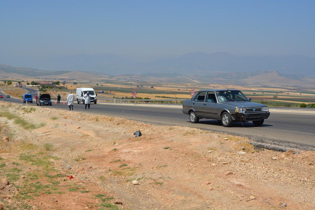 Gaziantep'te duman &ccedil;ıkan otomobilden inen aileden 2 kişi, otomobil &ccedil;arpması sonucu &ouml;ld&uuml;