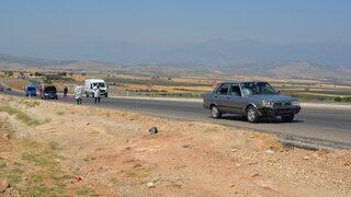 Gaziantep'te duman çıkan otomobilden inen aileden 2 kişi, otomobil çarpması sonucu öldü
