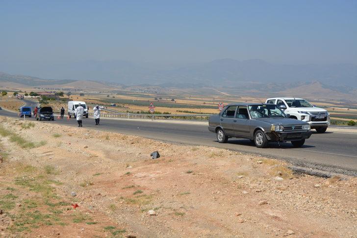 Gaziantep'te duman çıkan otomobilden inen aileden 2 kişi, otomobil çarpması sonucu öldü G4